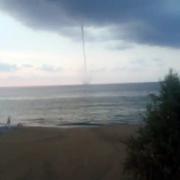 Maltempo, tromba d'aria in mare: le incredibili immagini dalla Sicilia