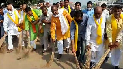 पीएम के जन्मदिन पर एमएलसी के आवास पर कटा केक
