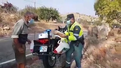 Un motorista de la Guardia Civil de Murcia compra alimentos para un mendigo