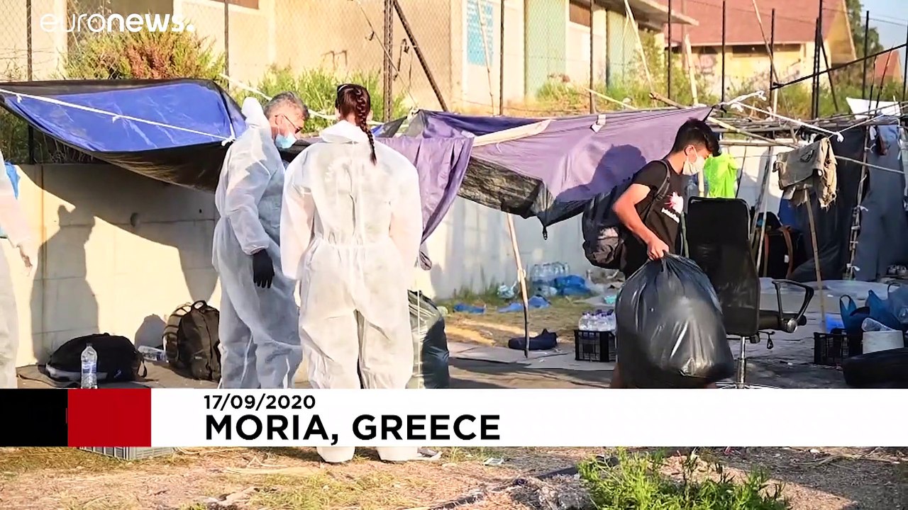 Polizistinnen auf Lesbos kümmern sich um obdachlose Migranten