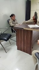 दबंग स्टाइल में बैठी चौकी में इंचार्ज, वीडियो हुआ वायरल