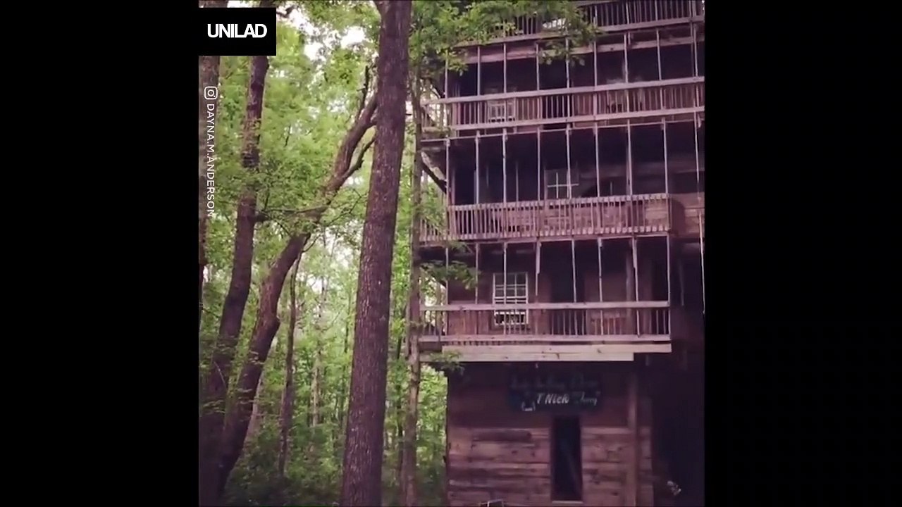 Il découvre une maison immense perdue en pleine foret