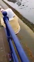 Il a perdu sa carte bleue au bord de la rivière et va bien galerer pour la recuperer