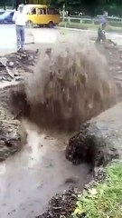 Regardez ce qui se cache dans cette énorme fuite d'eau...