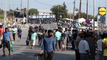 La policía traslada a los migrantes al nuevo campamento de Lesbos