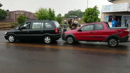 Caminhão do Corpo de Bombeiros e três carros se envolvem em colisão