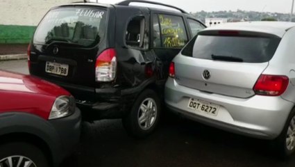 Caminhão do Corpo de Bombeiros e três carros se envolvem em colisão