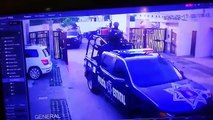 ¡Nada los detuvo! Así ‘revientan’ policías portón de privada, durante operativo en Culiacán