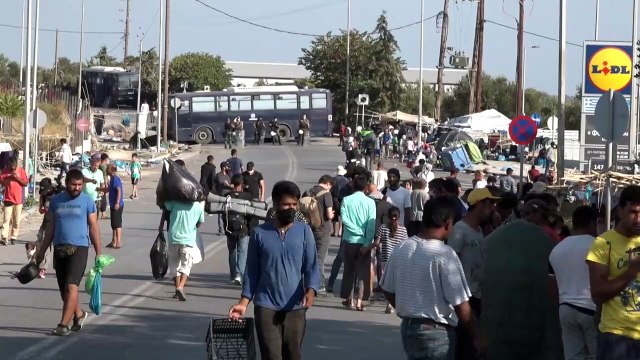 Migrantes são levados a novo acampamento em Lesbos