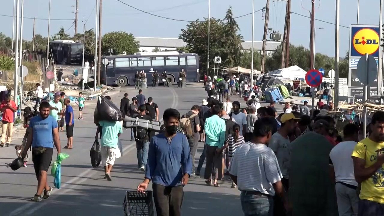 Migrantes são levados a novo acampamento em Lesbos