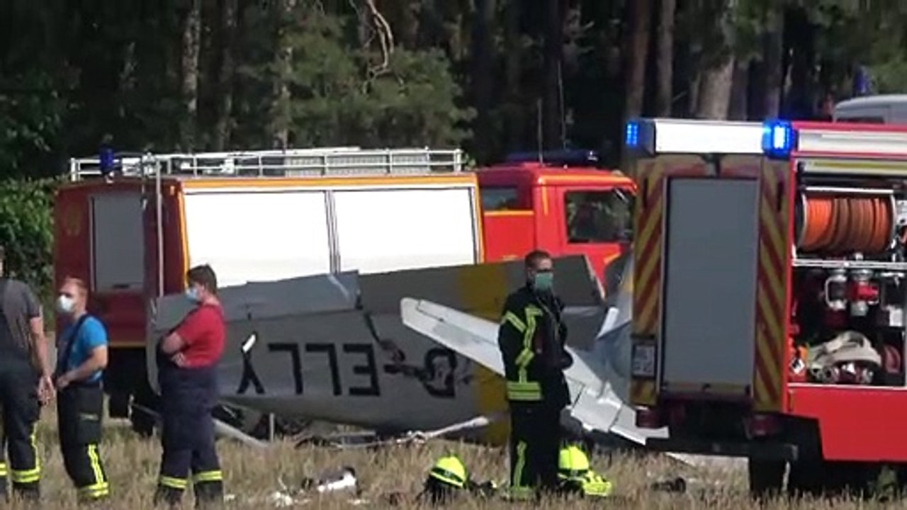 Brandenburg - tödlicher flugzeugabsturz auf dem ackerland in der gem. paulinenaue (bienenfarm)