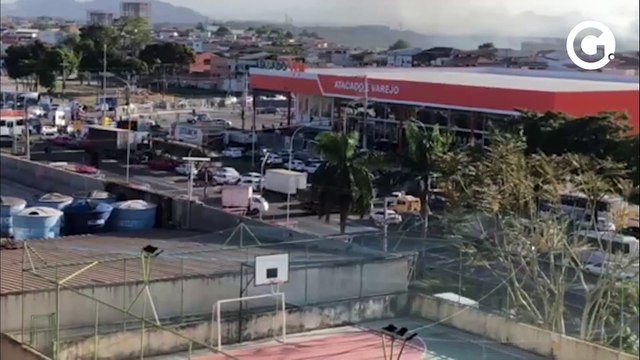 Trânsito lento de veículos na Serra