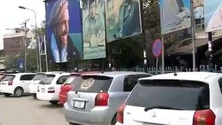 Police break window mirrors of vehicles avoiding tented mirrors in Afghanistan
