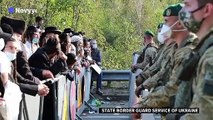 Des pélerins juifs hassidiques font face aux gardes-frontières ukrainiens