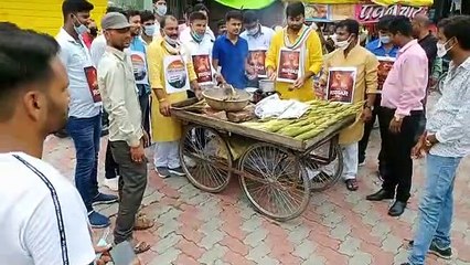 लखनऊ: गौतमपल्ली में सपा कार्यकर्ताओं ने भुट्टे बेचकर जताया विरोध