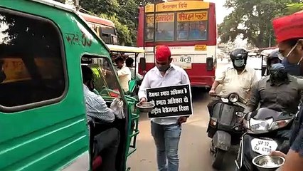 लखनऊ: कैसरबाग और खदरा में सपाइयों कटोरा लेकर मांगी भीख