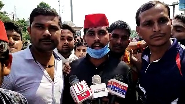 इटावा: सपा कार्यकर्ताओं ने प्रधानमंत्री के जन्मदिन पर किया विरोध प्रदर्शन