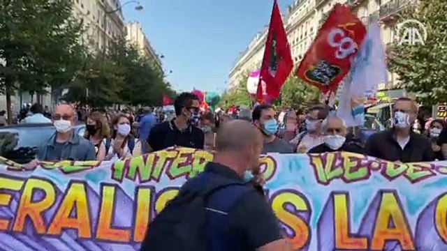 Fransa'da, Cumhurbaşkanı Macron'un yönetimi ve hükümetin ekonomik ve sosyal politikalarına karşı gösteriler düzenlendi.