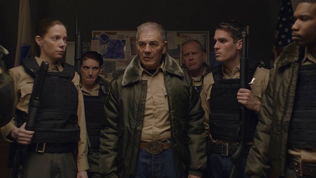 The Wolf of Snow Hollow : bande-annonce VO (avec Jim Cummings et Robert Forster)