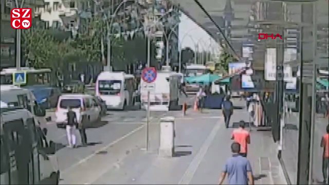 Saatine taktırdığı kordonu beğenmeyince, saatçiyi elinde bıçakla kovaladı