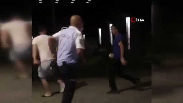 Otomobil çarpan arkadaşlarına rağmen kavgaya devam ettiler