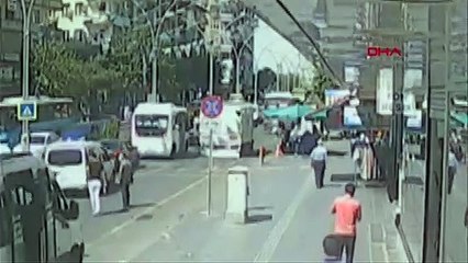 Saatine taktırdığı kordonu beğenmeyince, saatçiyi elinde bıçakla kovaladı