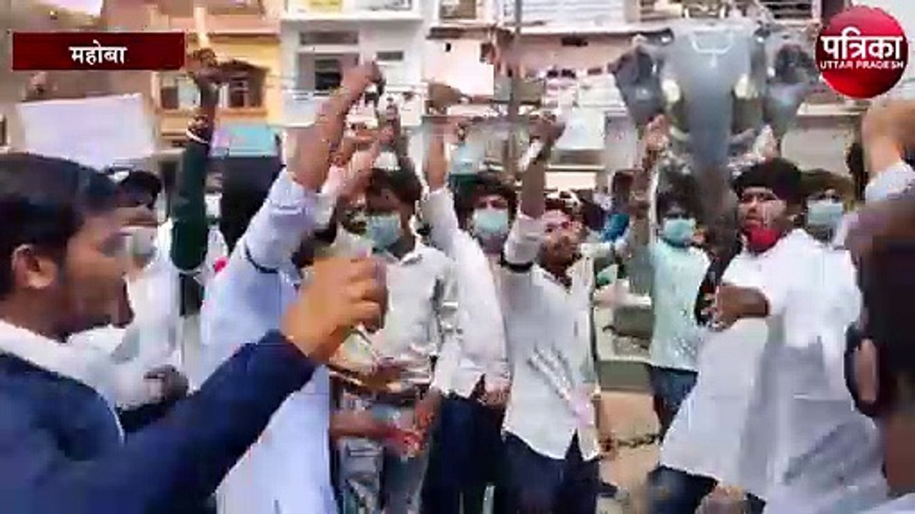 युवाओं ने सड़कों पर उतर कर पीएम के जन्मदिवस को मनाया बेरोजगार दिवस के रूप में