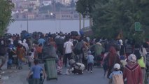 Poco a poco los refugiados van llegando al nuevo campamento provisional de Lesbos