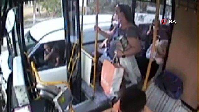 Toplu taşıma aracında dehşet kamerada...Yanlış park yaptığı için kendisini uyaran toplu taşıma aracı şoförünü darp edip ısırdı