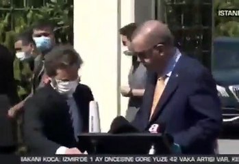 ‘Halk kurallara uymadı’ diyen Erdoğan, yüzünden çıkardığı maskeyi Altun’a verdi