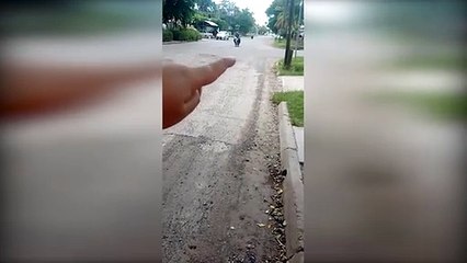 Por sacarle la vuelta a un bache conductor golpea un auto estacionado; se da a la fuga