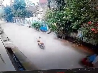 Inilah akibatnya jika mengizinkan anak kecil naik motor sendirian.