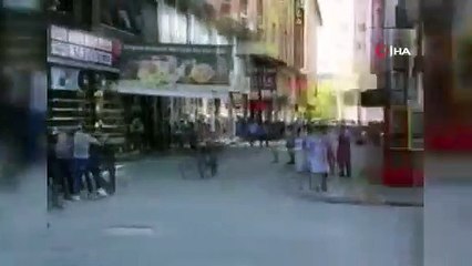 Sosyal mesafe kuralını hiçe sayarak kavga ettiler