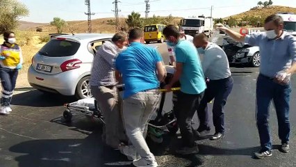 Otomobiller kafa kafaya çarpıştı: 4 yaralı