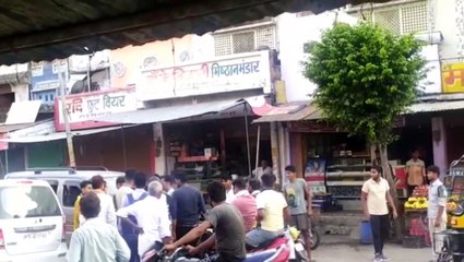 बकेवर के मेन चौराहे पर मामूली विवाद को लेकर बाइक सवार और कार सवार में हुई हाथापाई