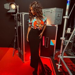 Amel Bent fait sensation avec une jupe très moulante, un acteur français réagit !