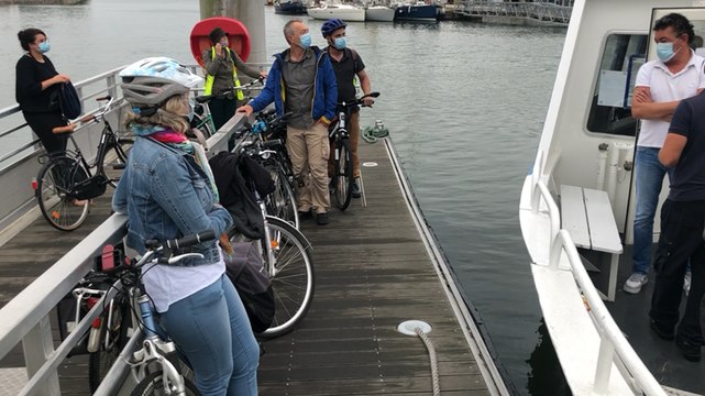 Cyclistes, ils veulent embarquer sur le batobus