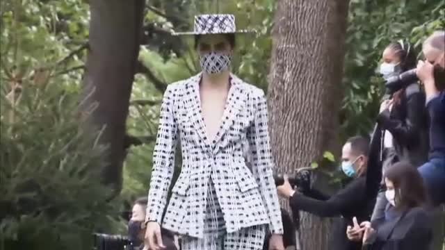 Mascarillas a juego con las prendas y distancia social en los desfiles de la Semana de la Moda de Nueva York