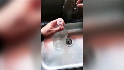 Internauta mostra cor da água que está chegando a residência no Bairro Santo Onofre