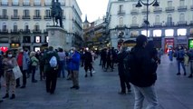 Manifestantes se concentran en la Puerta del Sol para pedir la dimisión de Ayuso