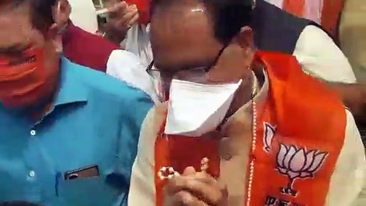 पूर्व भाजपा पार्षद और टीआई में चले लात घुसे, देखिए वायरल हुआ वीडियो