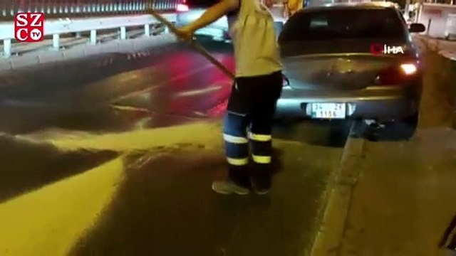 Seyir halindeki otomobilin benzin deposu yola boşaldı