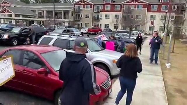 Family Sings Birthday Song For Grandma Outside Her Balcony During Coronavirus Quarantine HD