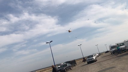 Un bateau de pêche en feu sur la cale du port de Carteret