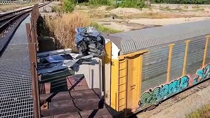 تدمير سيارات فورد ولينكون بسبب سائق قطار