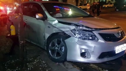 Grave acidente envolve dois carros na Rua Paraná, no Centro