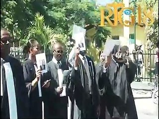 Me. Monferrier Dorval .- Men kijan sa te ye deyò kou anndan legliz St-Pierre nan moman mès la.