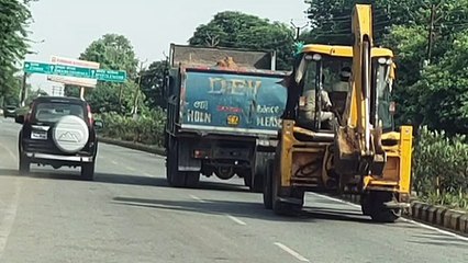 अधिकारी ने खनन करते हुए डंपर और जेसीबी को पकड़ा
