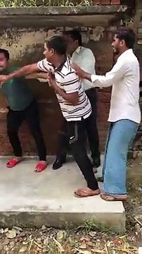 पड़ोसियों ने पिता के सामने बेटे की गोली मारकर हत्या कर दी, हत्या का लाइव वीडियो वायरल