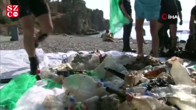 Atatürk ve Türk bayrağı desenli maskeyi gören komutan maskeyi çöplerin arasından çıkardı